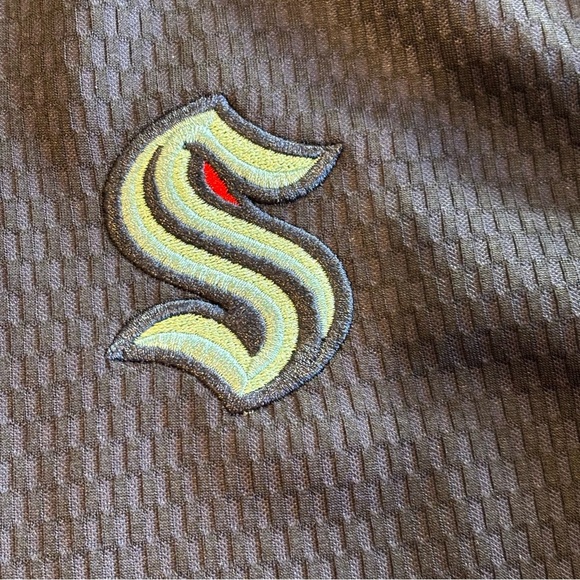 SEATTLE KRAKEN NHL Men’s Zip Up Collared Long Sleeve Blue/Purple Like New Medium - Picture 10 of 10